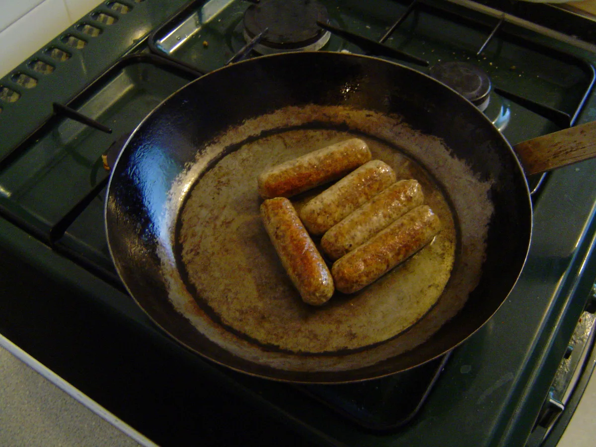 Saucisse de couenne dorée à la poêle